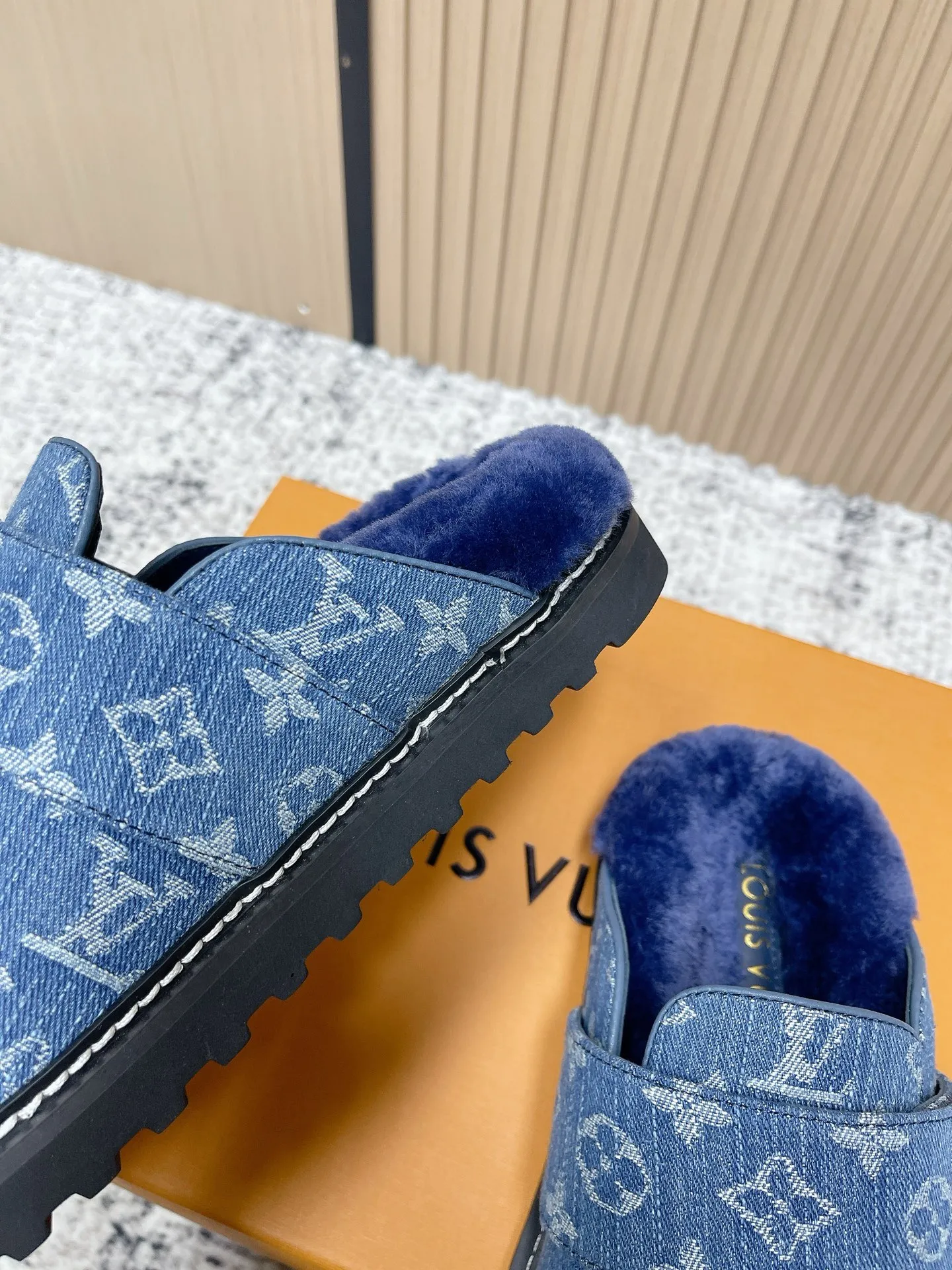 [L Home] P: 500💰 Size: 35-46 (female 40.41, male 45 46 custom-made) Top version Louis vuitton Lv top version LV couple's wool slippers New couple's Birkenstock slippers Cute and loveable, the foot feel is not too good Simple and high-end Sling-hee design Ready to wear and go Good news for lazy people Upper imported cowhide/imported old floral cloth Original hardware buckle, original molded high-density foam outsole Fabric: Yangjing/classic jacquard fabric Lining: imported wool lining Sole: original foam combination sole